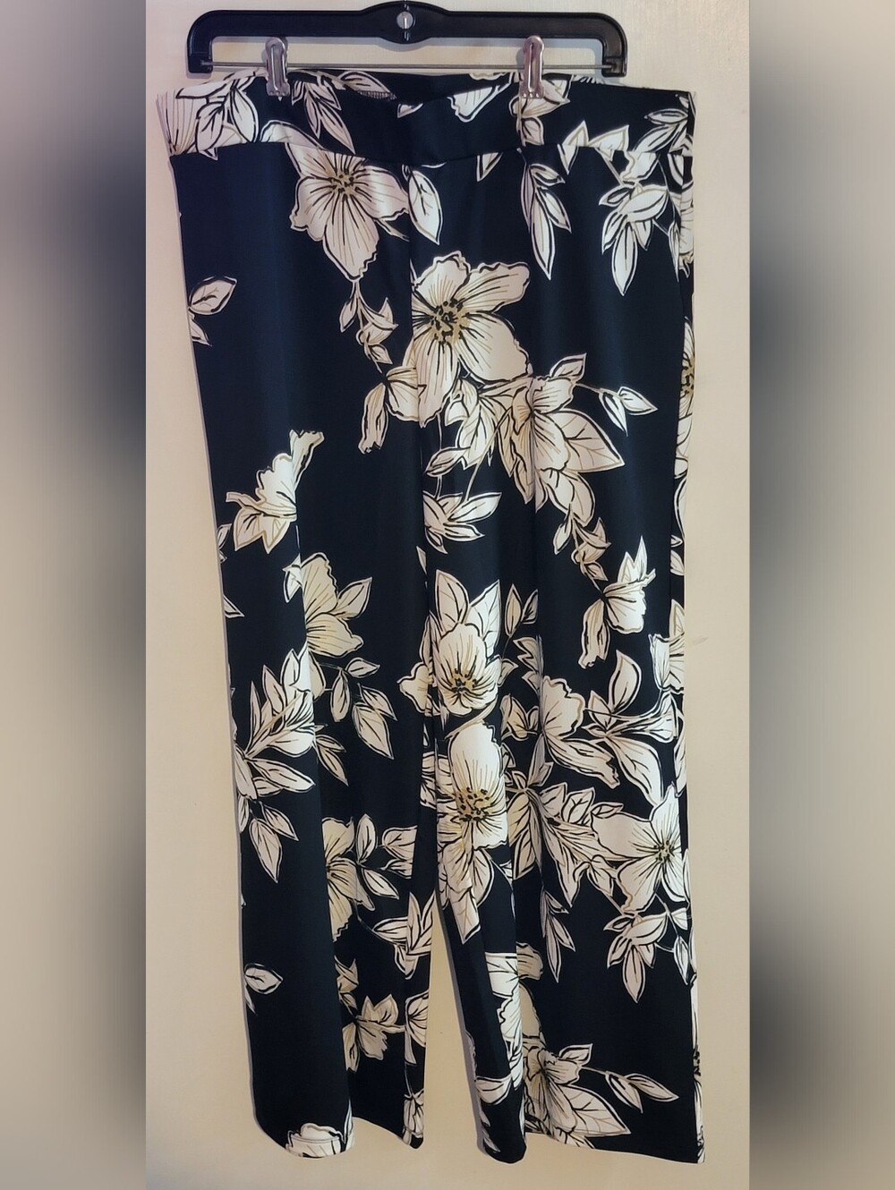 Isaac Mizrahi Black Wide Leg Pants with White Floral Print LARGE PETITE NWOT